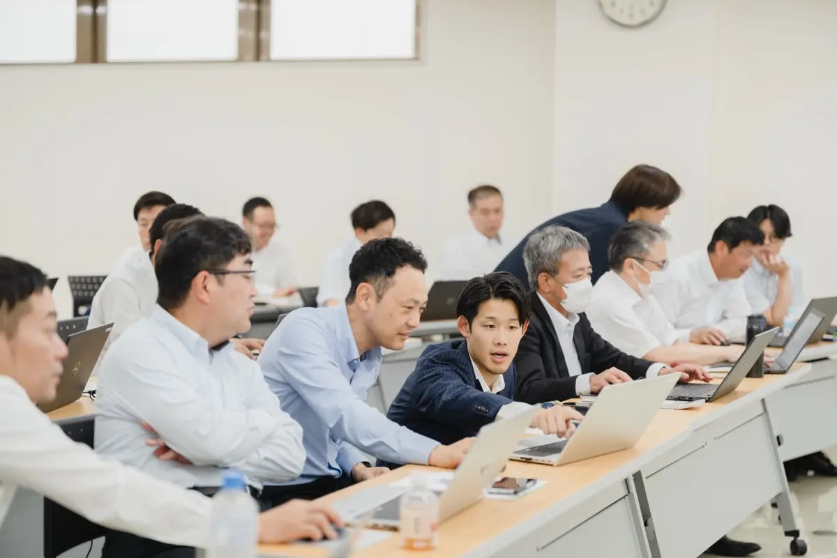 阪神住建さまの研修で一人ずつ見て回る様子