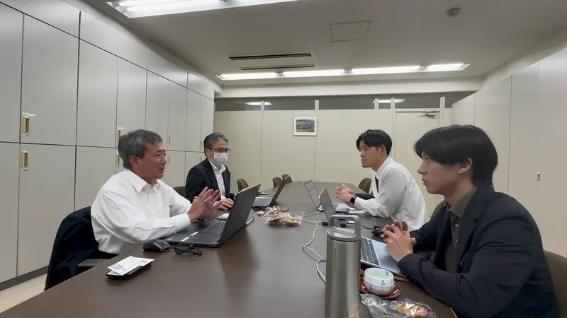 経営の方にお話を伺う様子