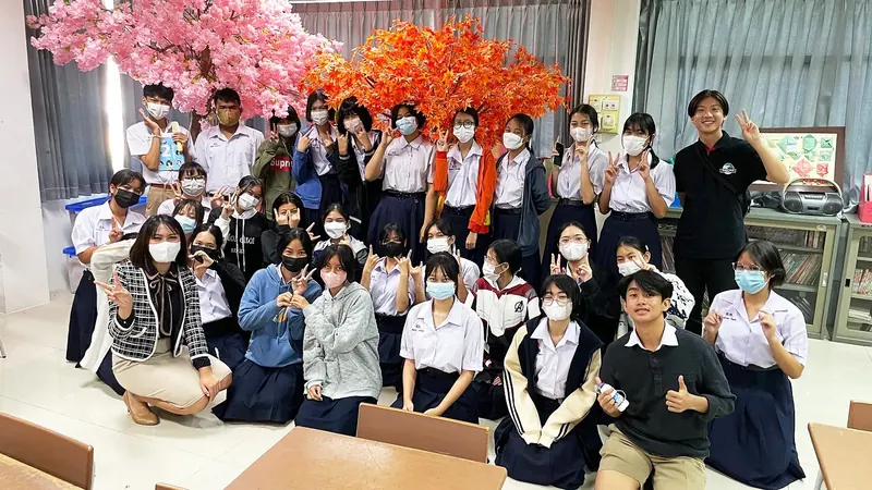 タイの高校での授業の集合写真