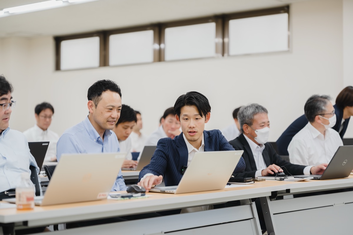講師がPCを一緒に操作してサポート